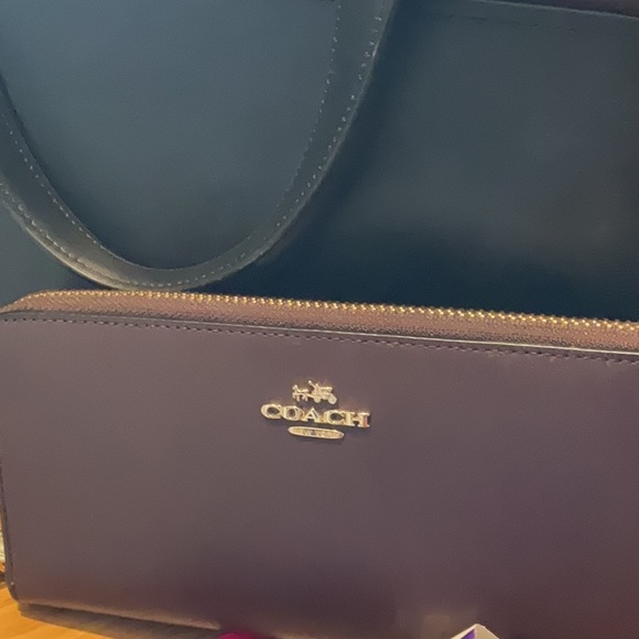 Coach Set - Picture 2 of 3